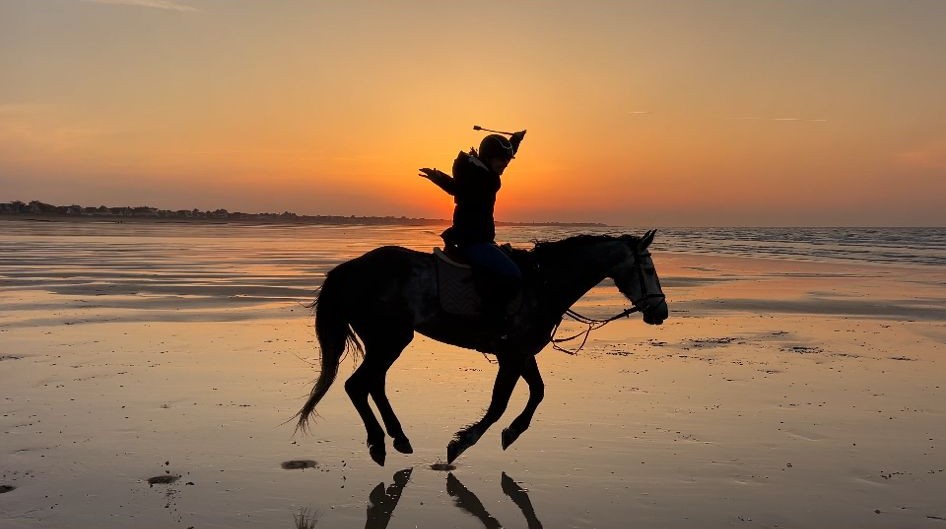 Balade sur la plage au coucher du soleil